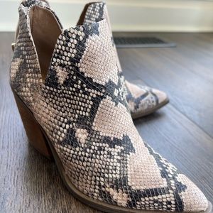 Vince Camuto Booties 6.5